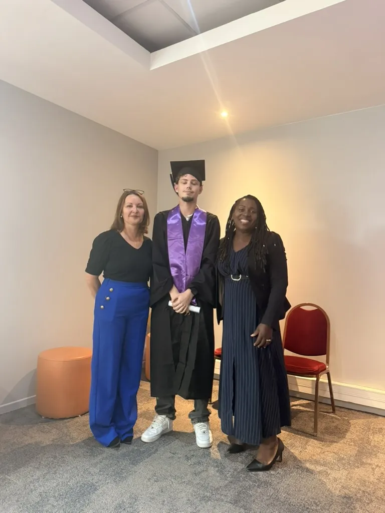 Remise du diplôme à un diplômé de la promotion 2026, photo 7