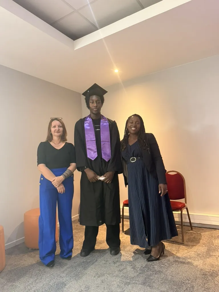Remise du diplôme à un diplômé de la promotion 2026, photo 8
