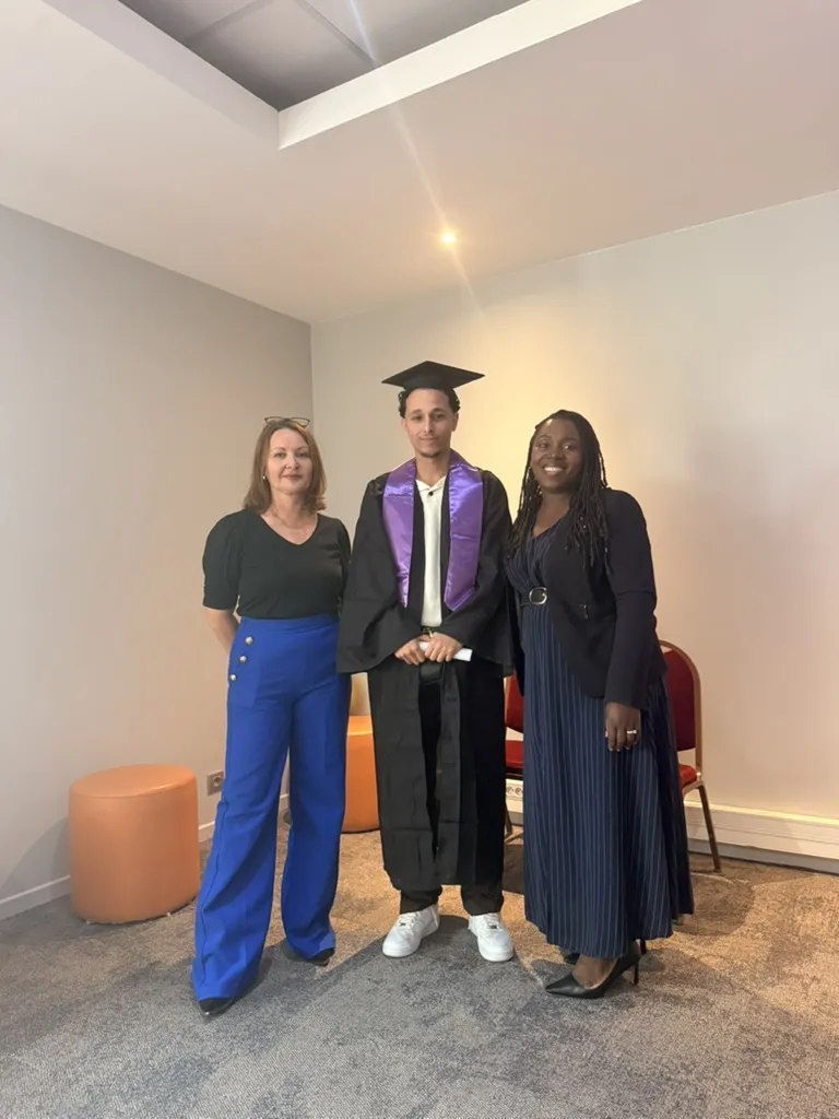Remise du diplôme à un diplômé de la promotion 2026, photo 12