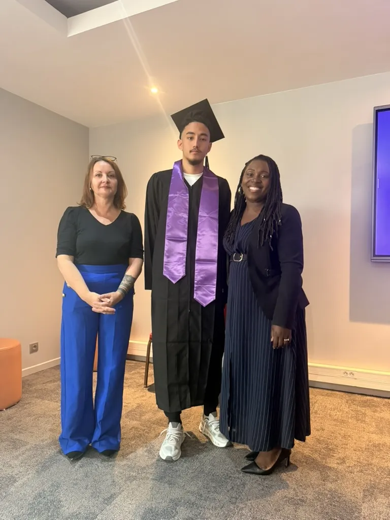 Remise du diplôme à un diplômé de la promotion 2026, photo 15