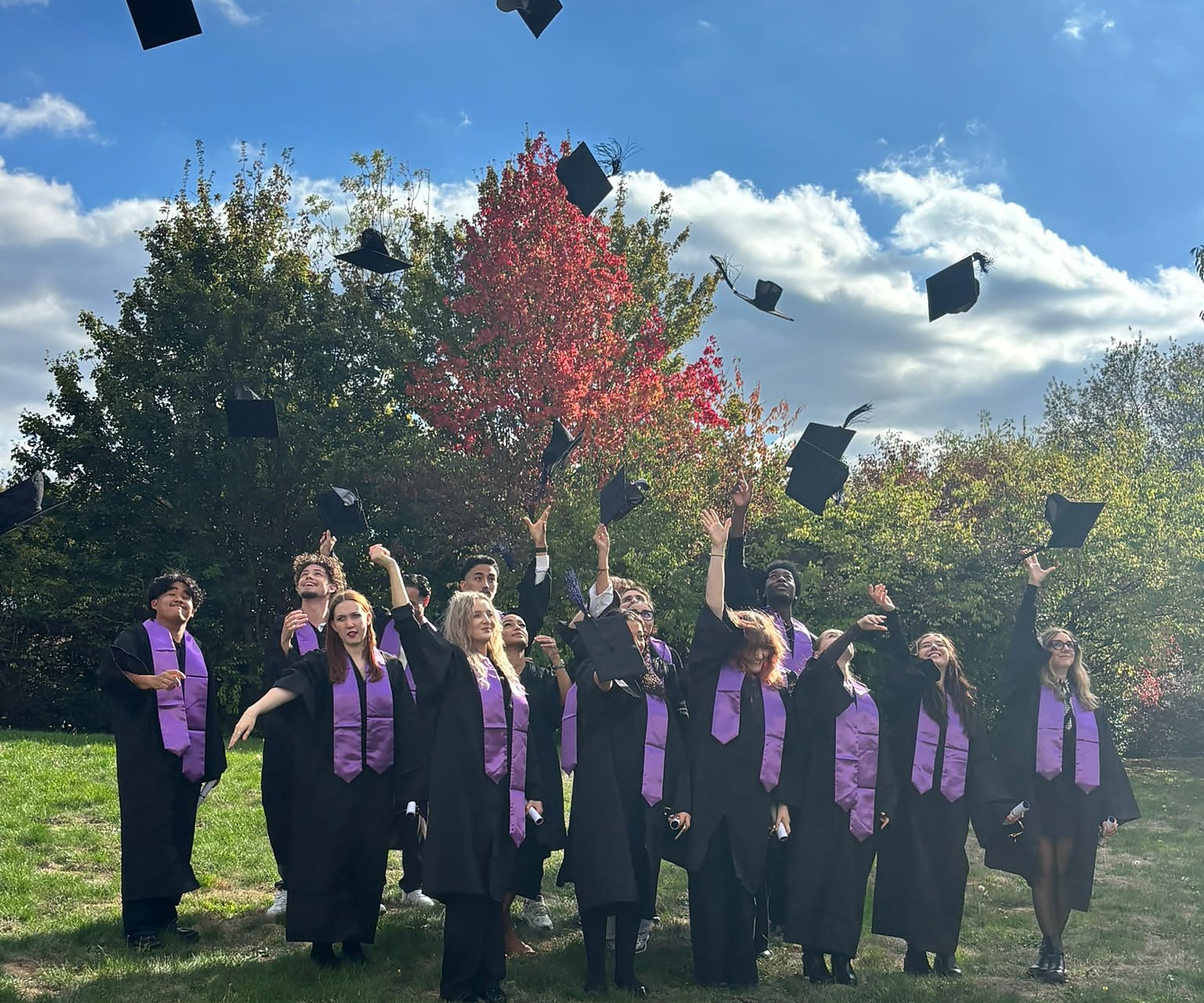 La promotion 2026 de l’EMSCA lance ses chapeaux lors de la remise des diplômes du 16 octobre 2026