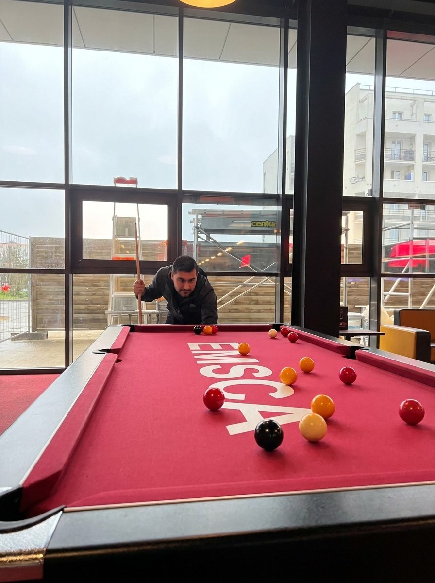 Étudiant de l'EMSCA au billard lors d'une sortie du BDE