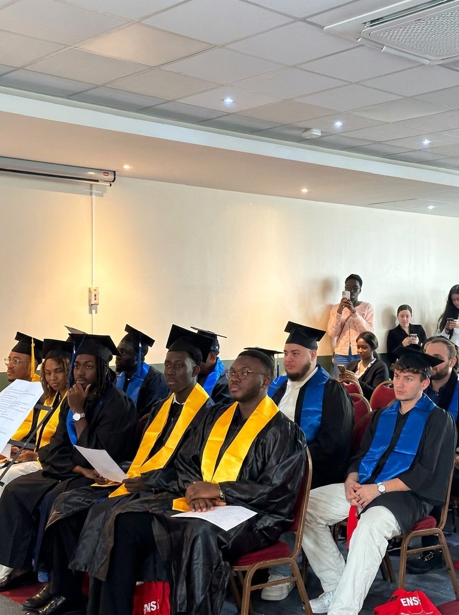 Diplômés de l'EMSCA en toge lors de la cérémonie de remise des diplômes