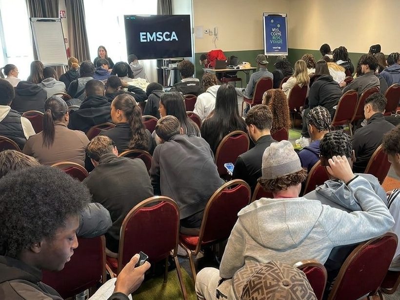 Une promotion complète d'étudiants de l'EMSCA réunie en salle lors d'une présentation