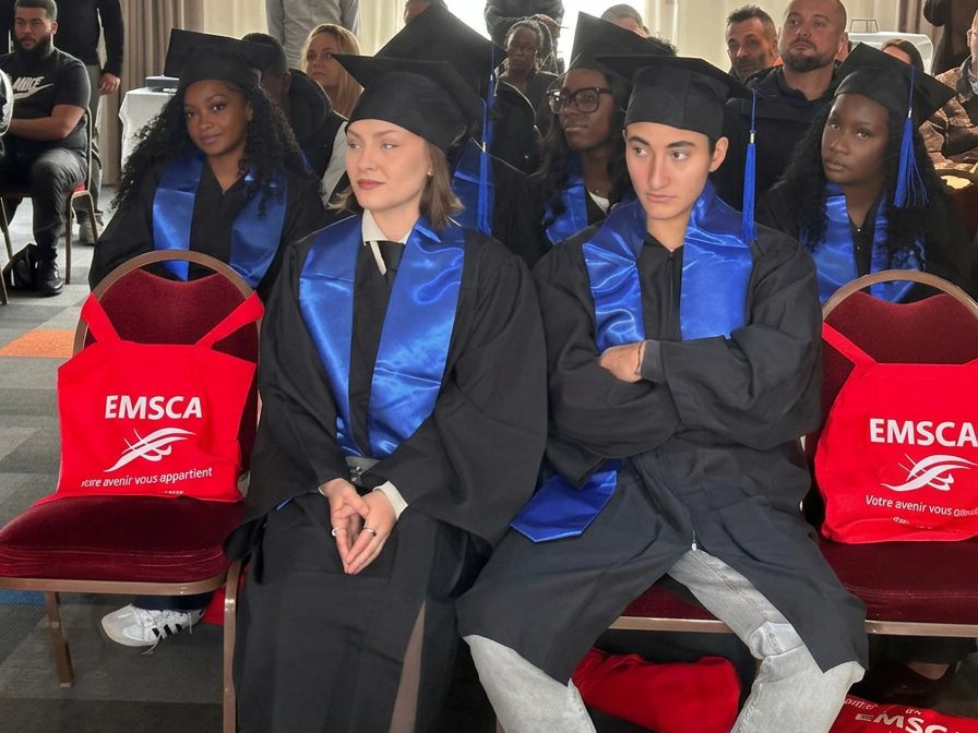 Diplômés de l'EMSCA en toge lors de la cérémonie de remise des diplômes
